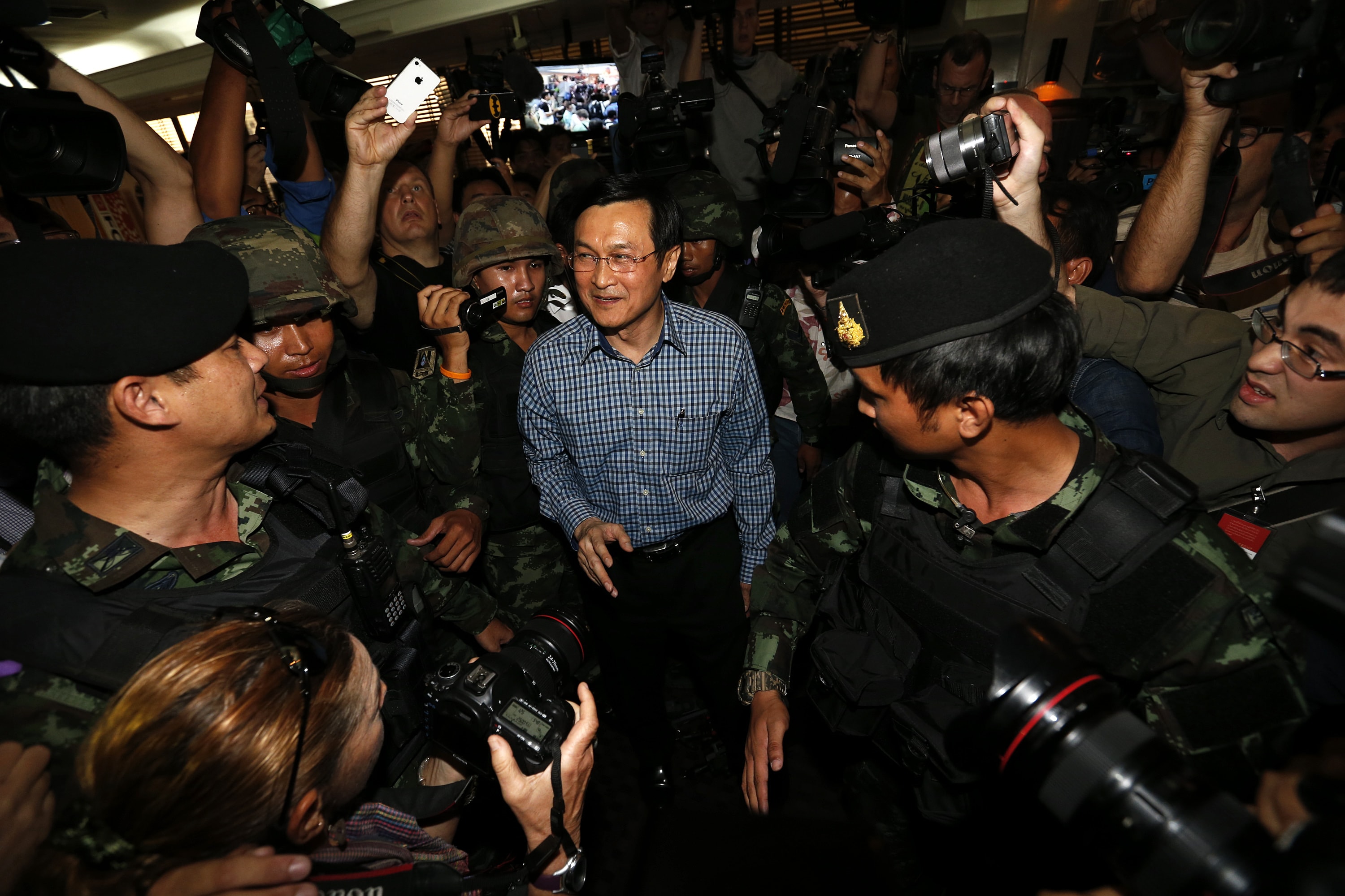 Former Thai Education Minister Chaturon Chaisang (C) is surrounded by soldiers and reporters as he is being detained after giving a talk at the Foreign Correspondents' Club of Thailand in Bangkok, 27 May 2014, REUTERS/Damir Sagolj