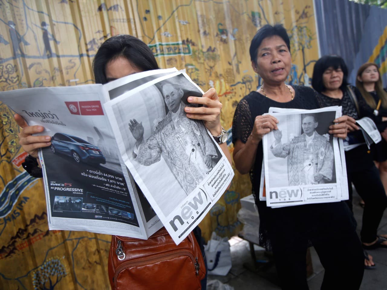 Commuters read newspapers carrying the headline of the passing of Thailand's King Bhumibol Adulyadej in Bangkok, 14 October 2016 , REUTERS/Edgar Su