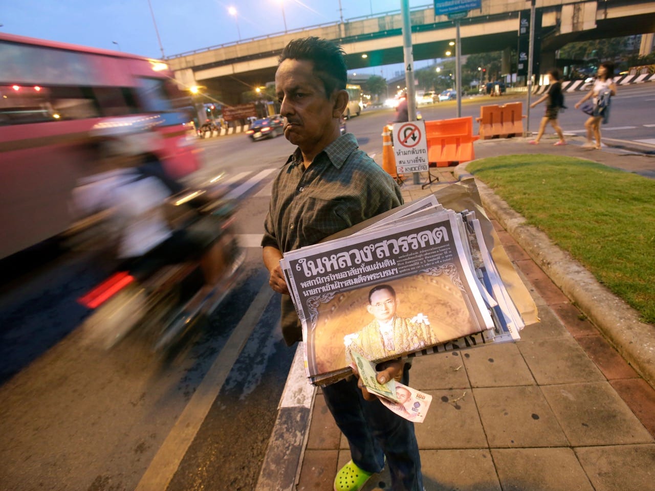 A Thai vendor sells copies of a local newspaper announcing the death of the King, Bangkok, 14 October 2016, AP Photo/Sakchai Lalit