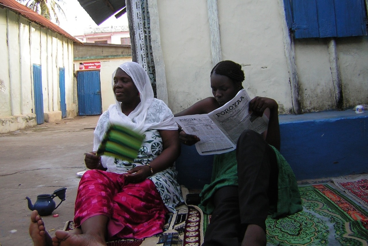 Catching up with the news in Banjul, 18 August 2006, Flickr/Amran Gaye