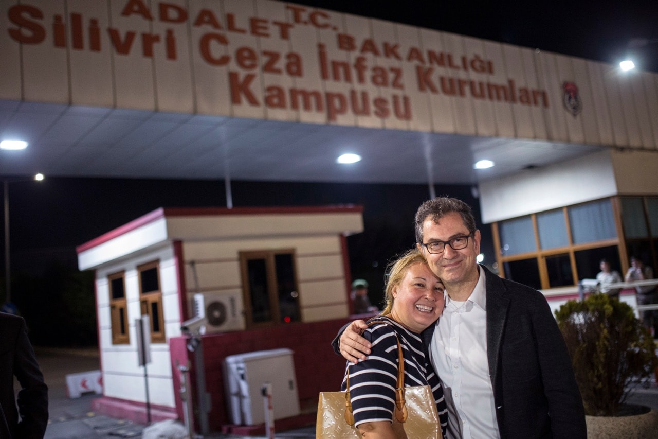 Kadri Gursel, a columnist for "Cumhuriyet", and his wife Nazire Kalkan Gursel pose for photographers after his release from Silivri prison outside Istanbul, Turkey, 26 September 2017, Kurtulus Ari/Cumhuriyet via AP