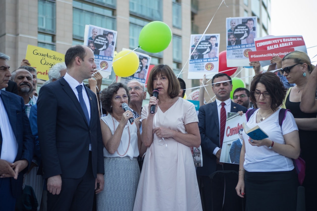 Activists and observers gather before the beginning of the "Cumhuriyet" trial in Istanbul, Turkey, 24 July 2017, Rebecca Harms/Flickr, Attribution-ShareAlike 2.0 Generic (CC BY-SA 2.0)