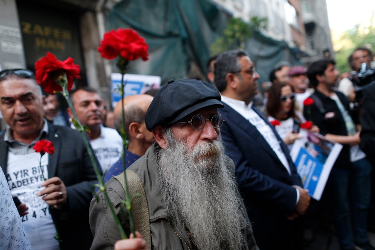 Demonstrators hold carnations during a protest marking the anniversary of the nationwide summer 2013 Gezi Park protests, in Istanbul, Turkey, 31 May 2017, AP Photo/Lefteris Pitarakis