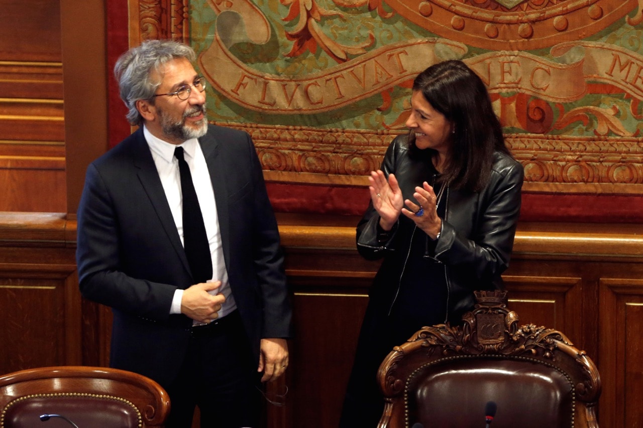 Turkish journalist Can Dündar (L) reacts before being made a Paris citizen of honour by mayor Anne Hidalgo (R) at the Paris town hall, France, 8 November 2016, REUTERS/Charles Platiau