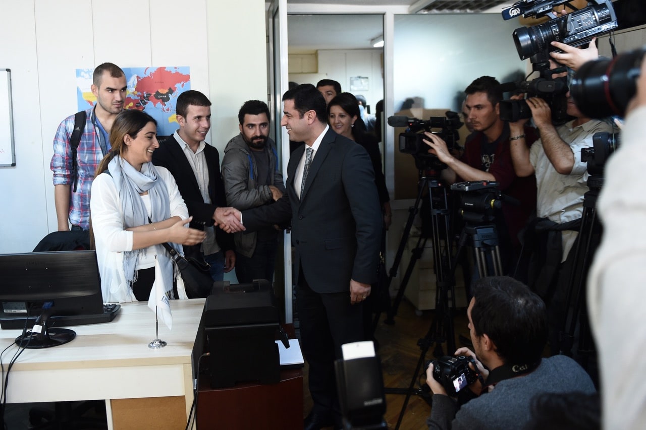 The co-chairman of Turkey's pro-Kurdish Peoples' Democracy Party, Selahattin Demirtas (C), arrives at the Dicle news agency's offices in Istanbul, 6 October 2015, OZAN KOSE/AFP/Getty Images