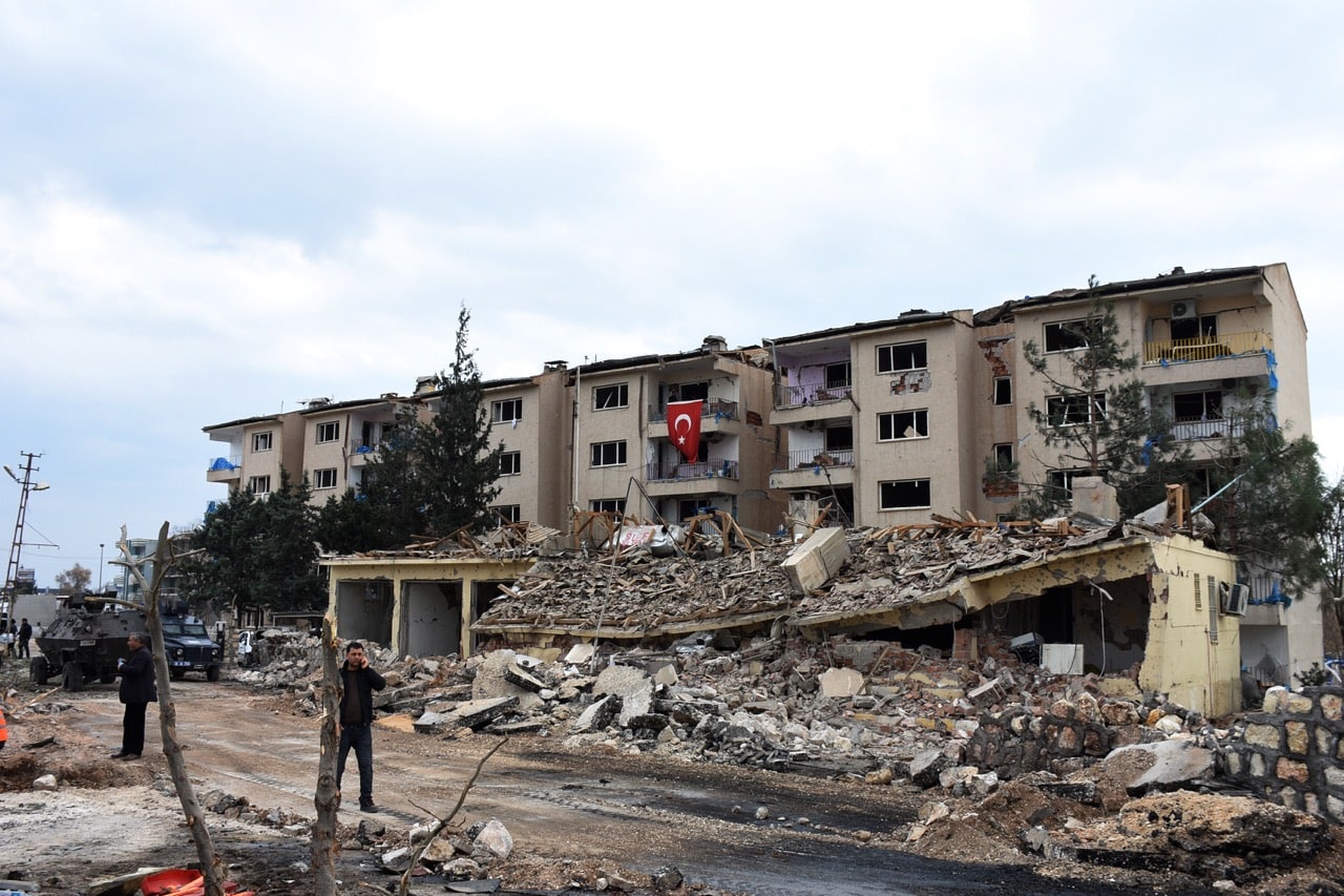 A traffic police station and lodgings are seen in ruins after Kurdish rebels detonated a car bomb in Nusaybin in southeastern Turkey, 4 March 2016, AP Photo/Mahmut Bozarslan