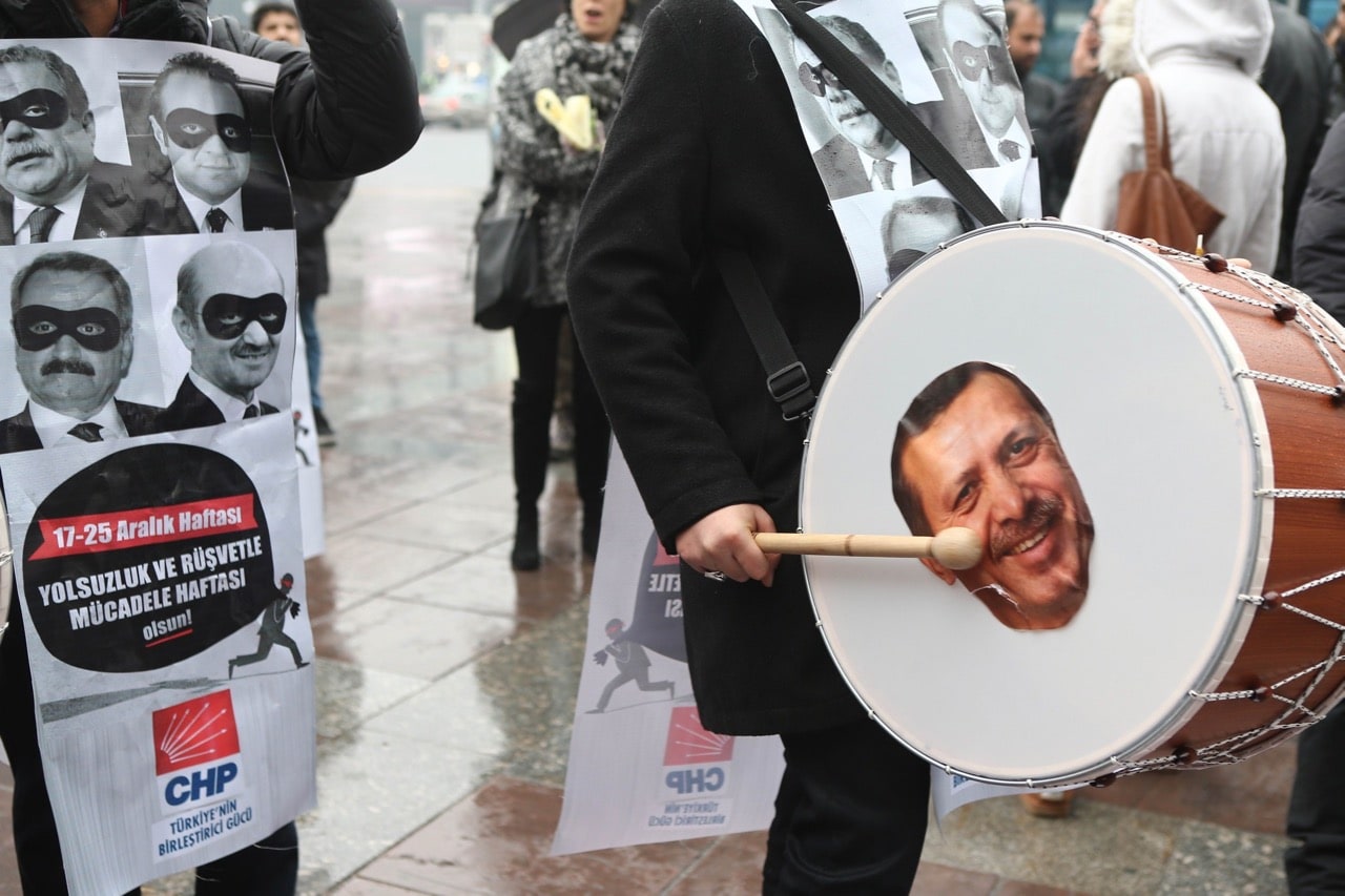 Supporters of the main opposition party demonstrate against corruption and bribery, in Ankara, Turkey, 18 December 2014, ADEM ALTAN/AFP/Getty Images