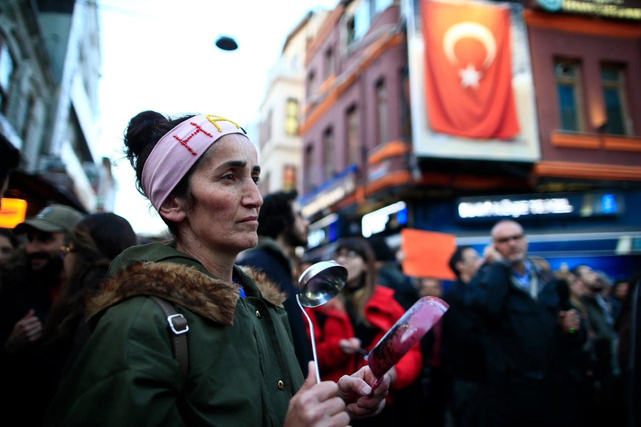 Supporters of the 'no' vote, clanking pots and pans, participate in a protest against the referendum outcome, in Istanbul, 18 April 2017 , AP Photo/Petros Karadjias