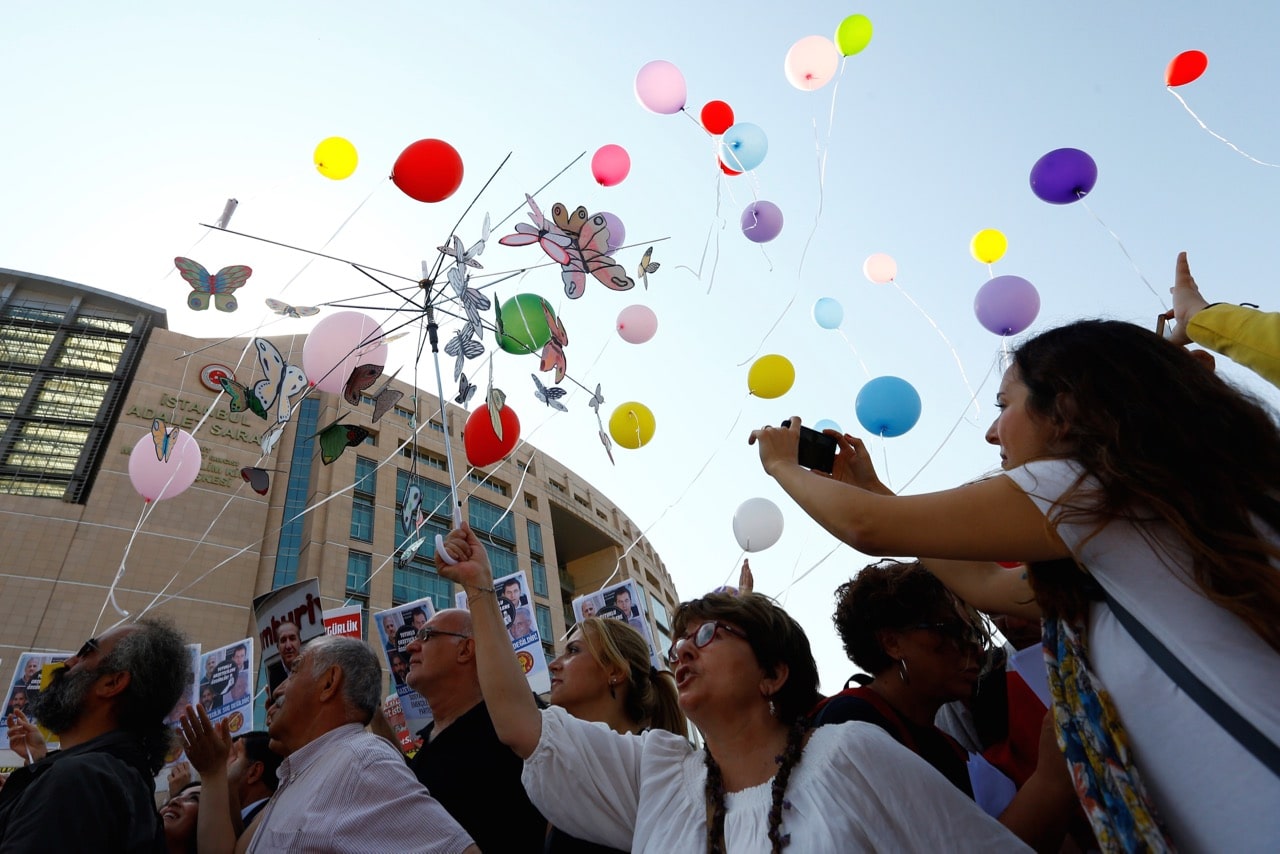 Journalists and press freedom activists release balloons during a demonstration in solidarity with the members of the newspaper "Cumhuriyet" outside a courthouse, in Istanbul, Turkey, 24 July 2017, REUTERS/Murad Sezer