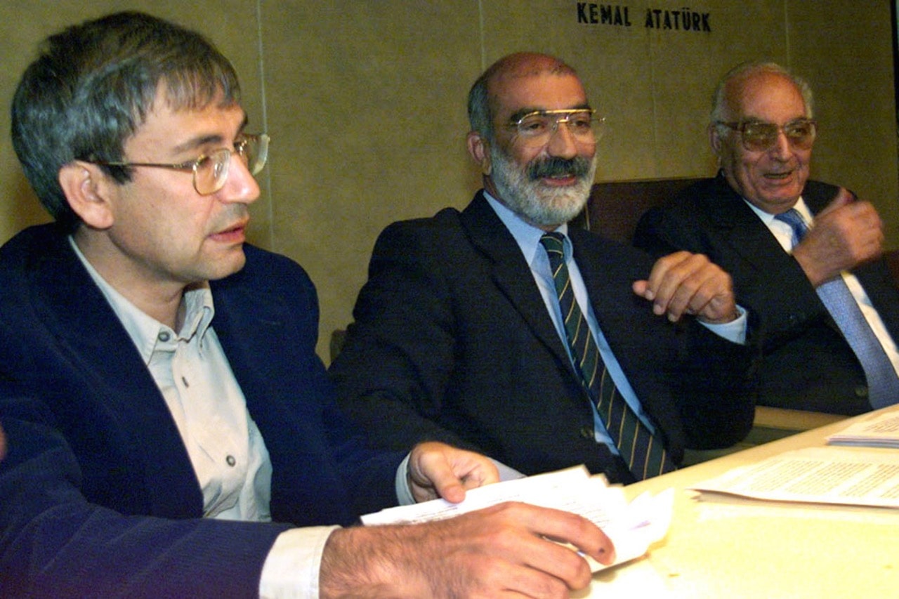 Ahmet Altan (C) appears with writers Orhan Pamuk and Yashar Kemal during a joint news conference in Istanbul, Turkey, 11 October 1999, Reuters