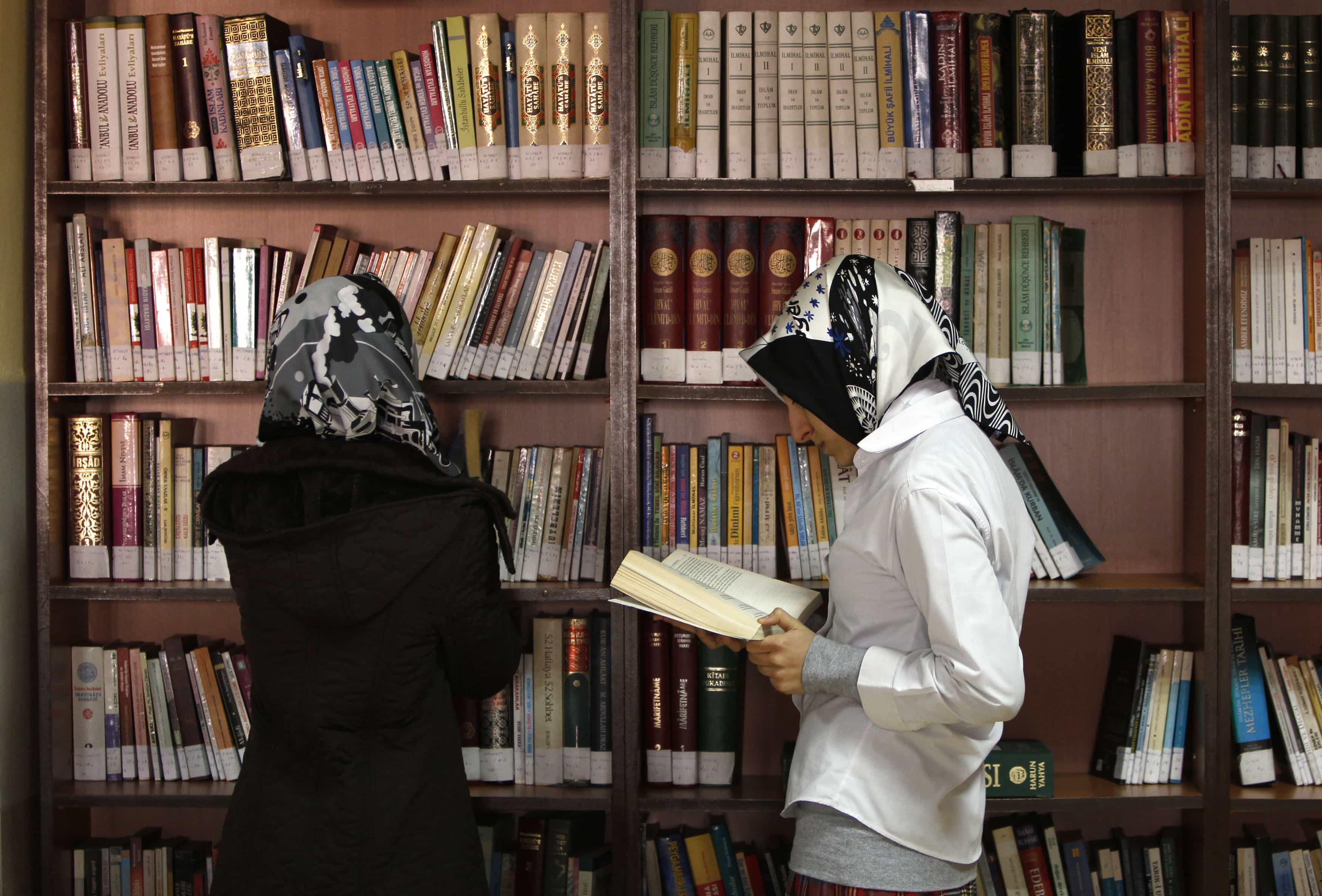 Turkish girls read books at a school in Istanbul 10 February, 2010.,  REUTERS/Murad Sezer