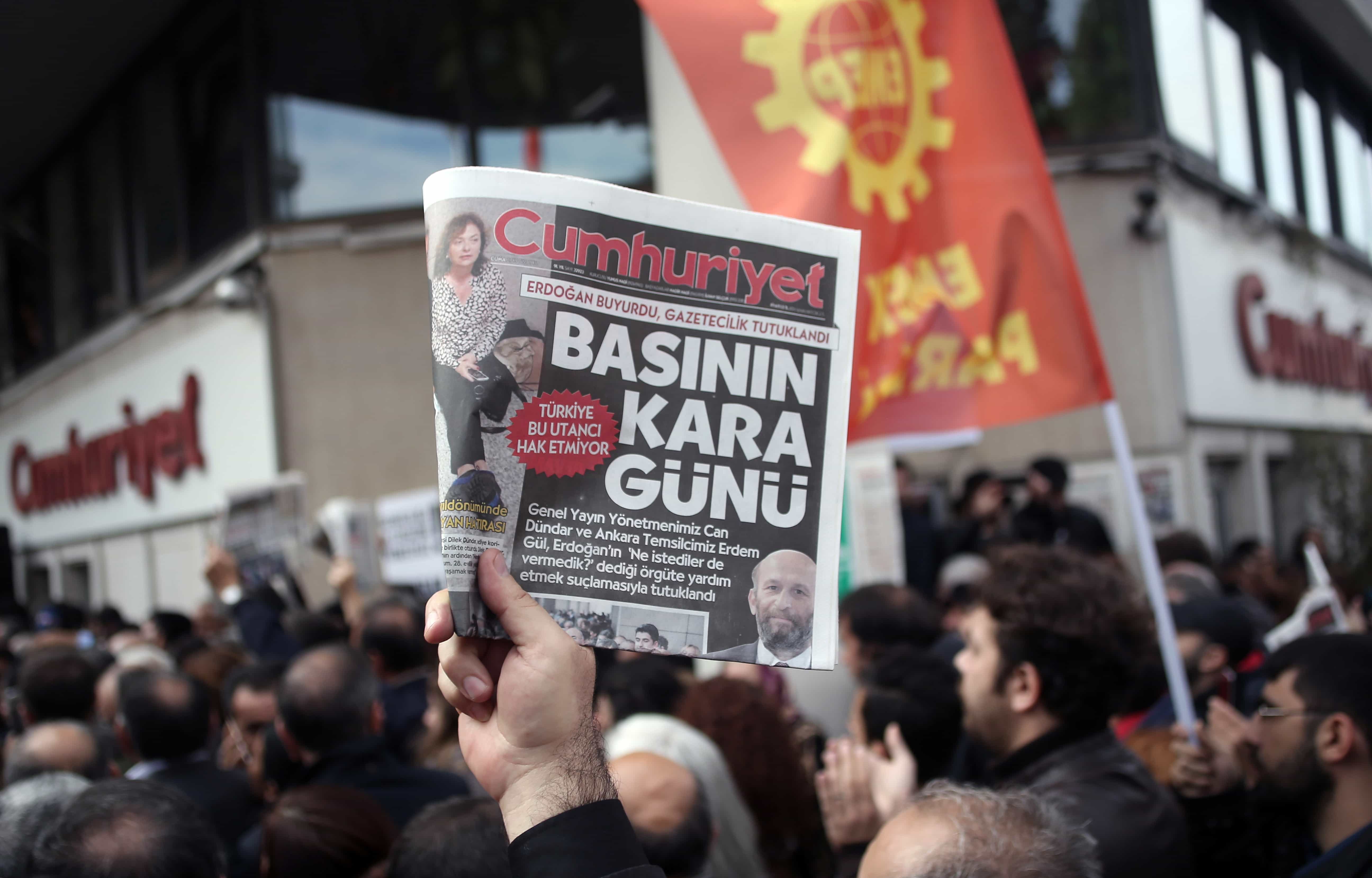 People gather to protest the jailing of opposition Cumhuriyet newspaper's editor-in-chief Can Dundar and Ankara representative Erdem Gul, in Istanbul, 27 November 2015, Can Erok/Cumhuriyet via AP