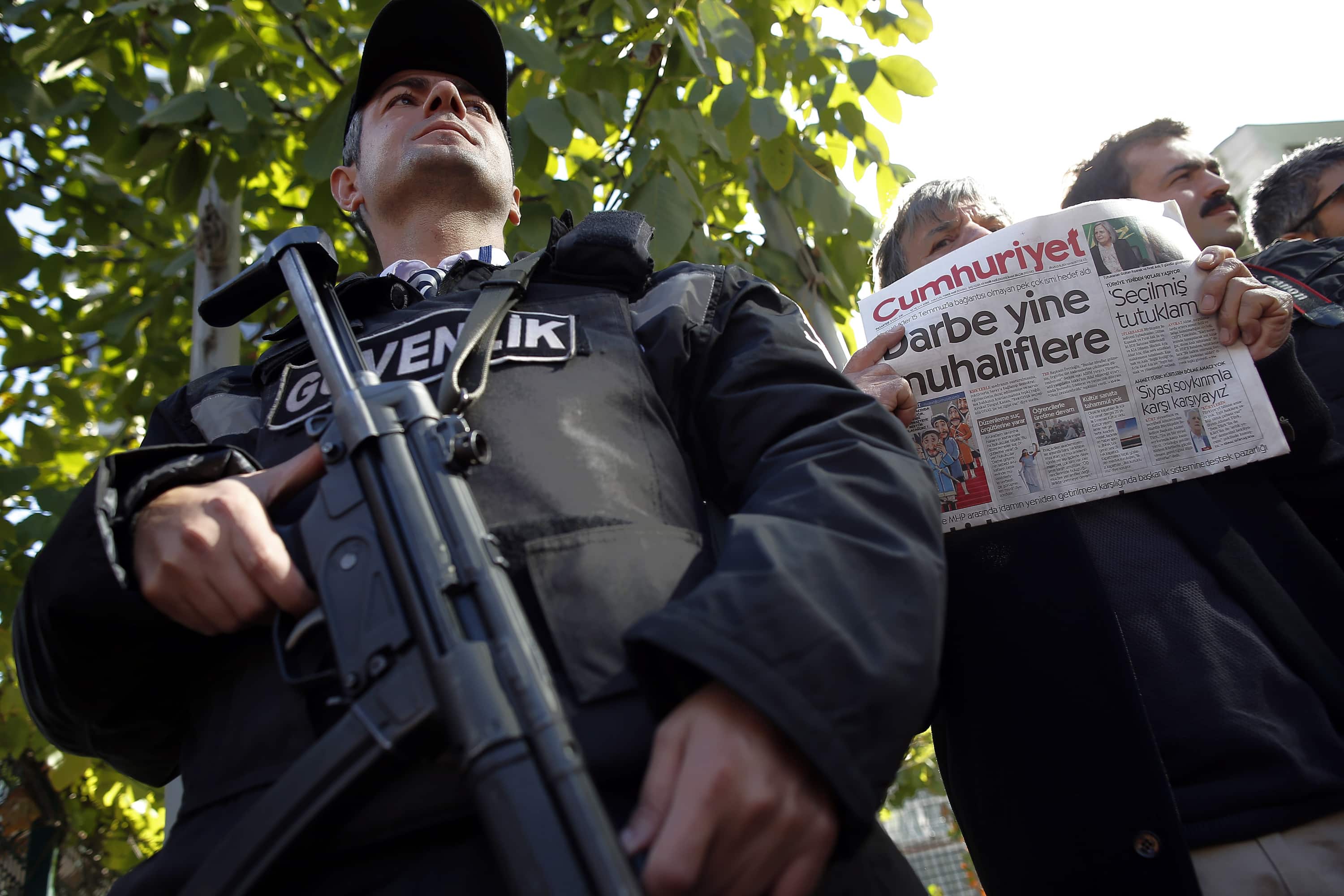 A man holds the latest copy of Cumhuriyet outside its headquarters after Turkish police detained the chief editor and at least eight senior staff of Turkey's opposition Cumhuriyet newspaper in Istanbul, 31 October 2016, AP Photo/Emrah Gurel