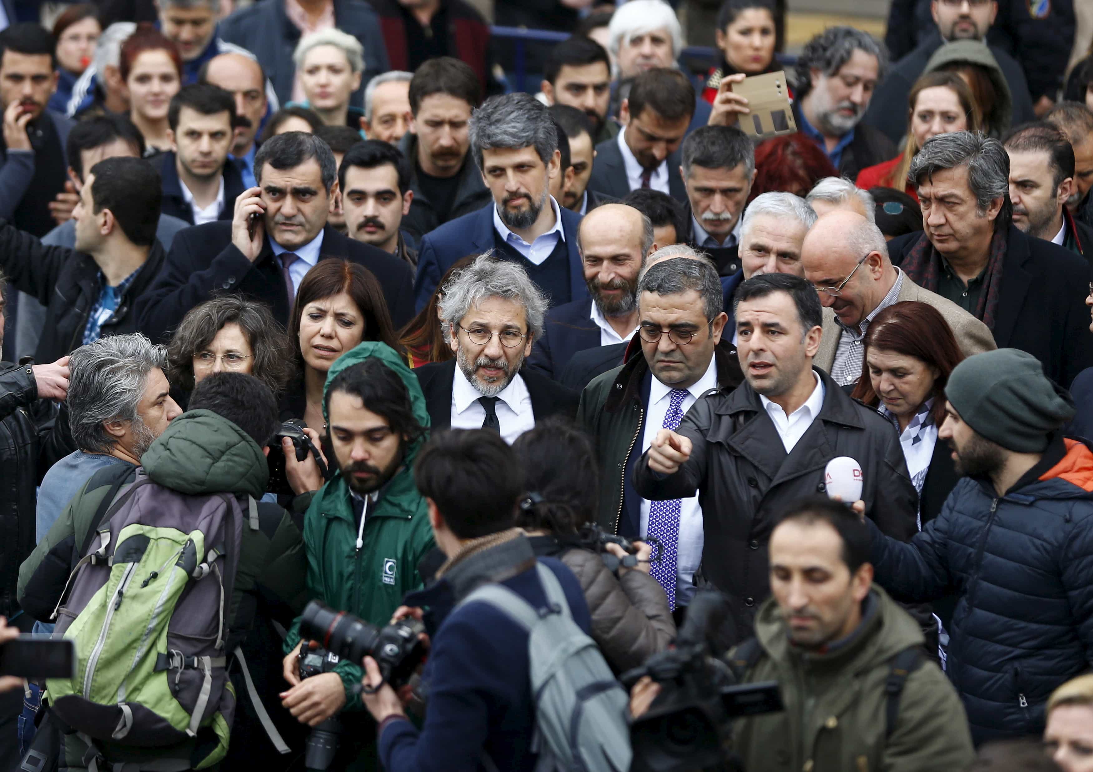 Can Dundar (C), editor-in-chief of Cumhuriyet, leaves the Justice Palace in Istanbul, 25 March 2016, REUTERS/Osman Orsal