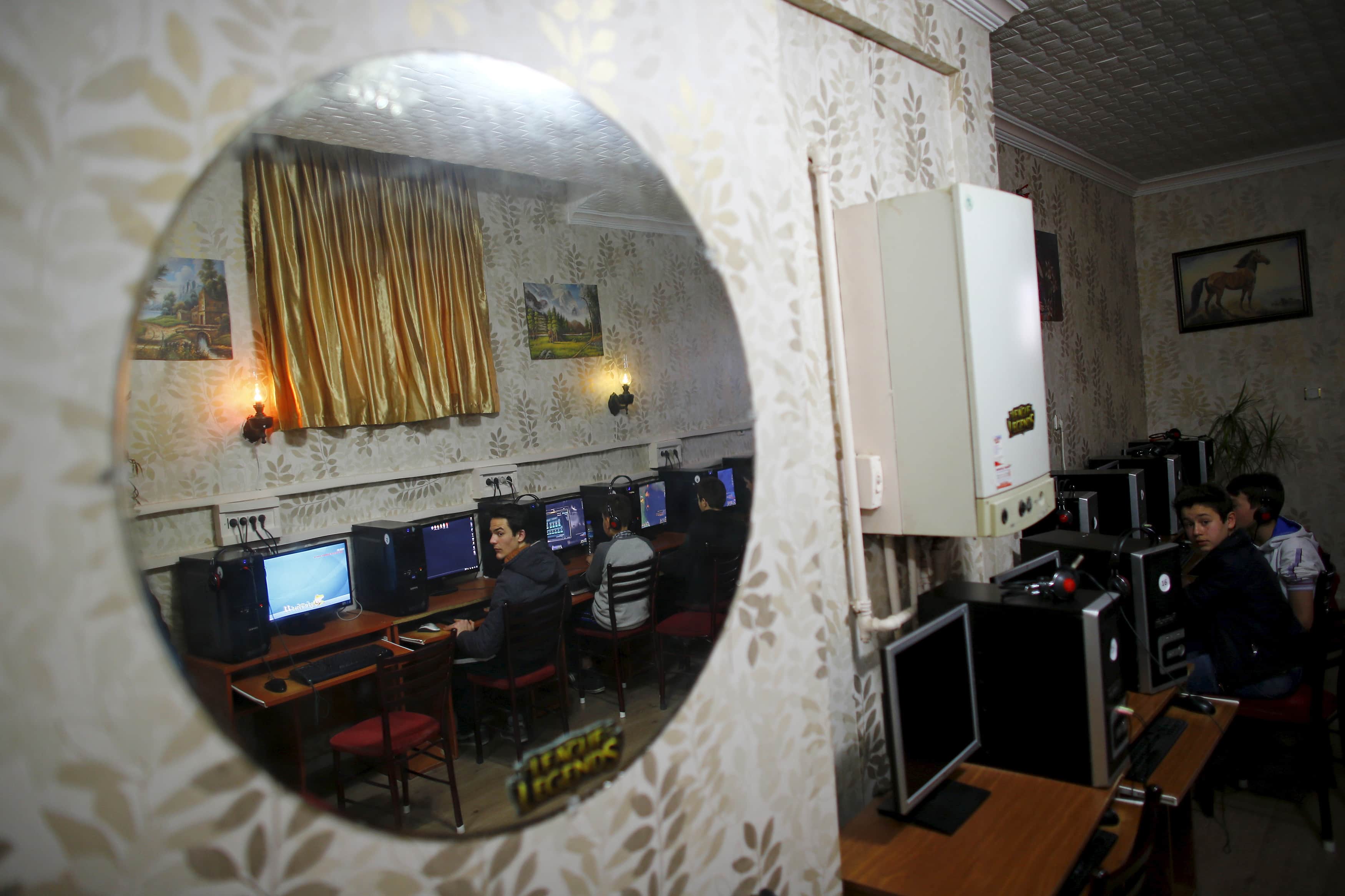 People use computers at an internet cafe in Ankara, Turkey, 6 April 2015, REUTERS/Umit Bektas