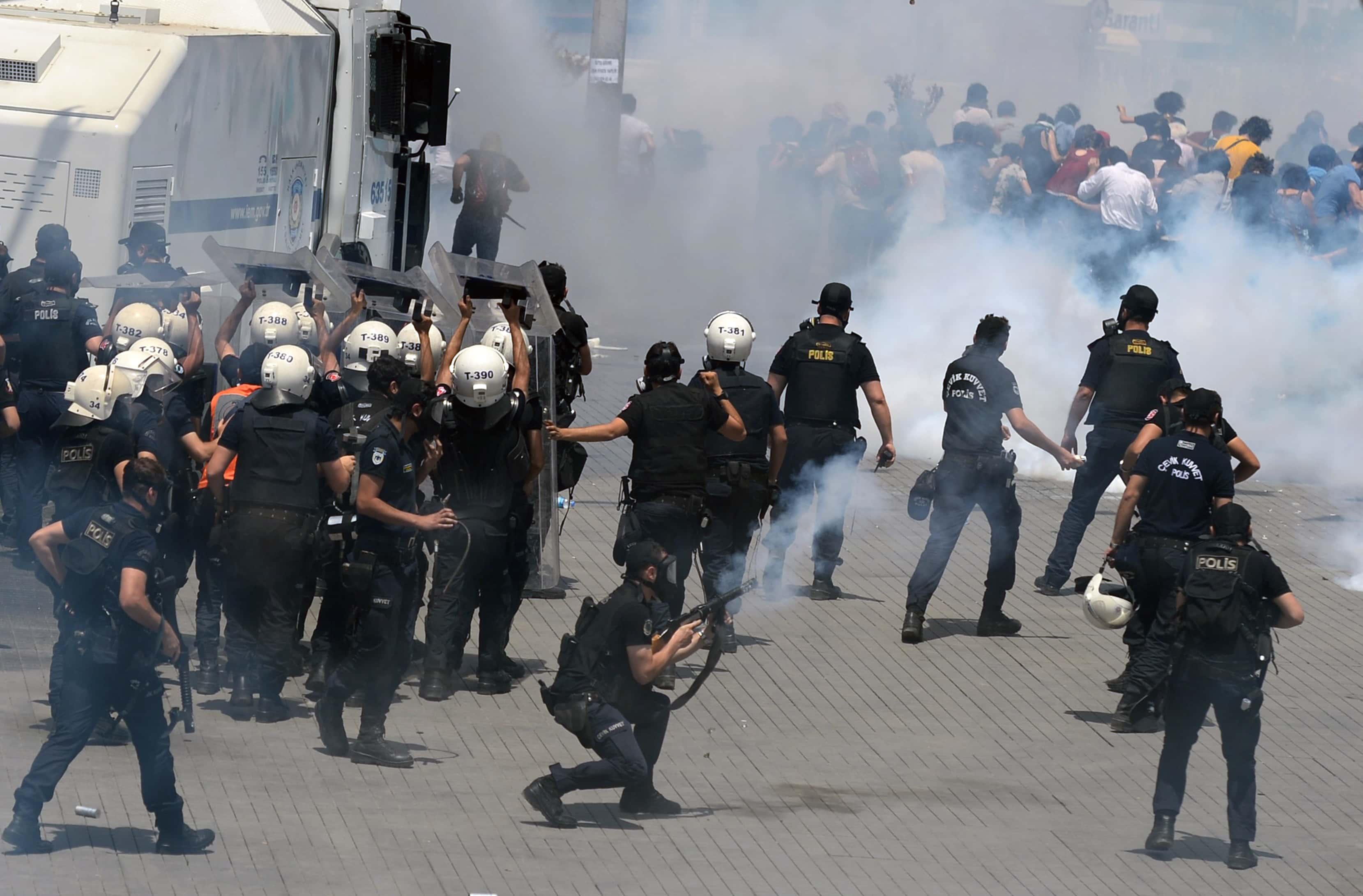 Riot police clash with demonstrators after they used tear gas and pressurized water to rout a peaceful demonstration by hundreds of people staging a sit-in to prevent the uprooting of trees at an Istanbul park, 31 May 2013., AP Photo