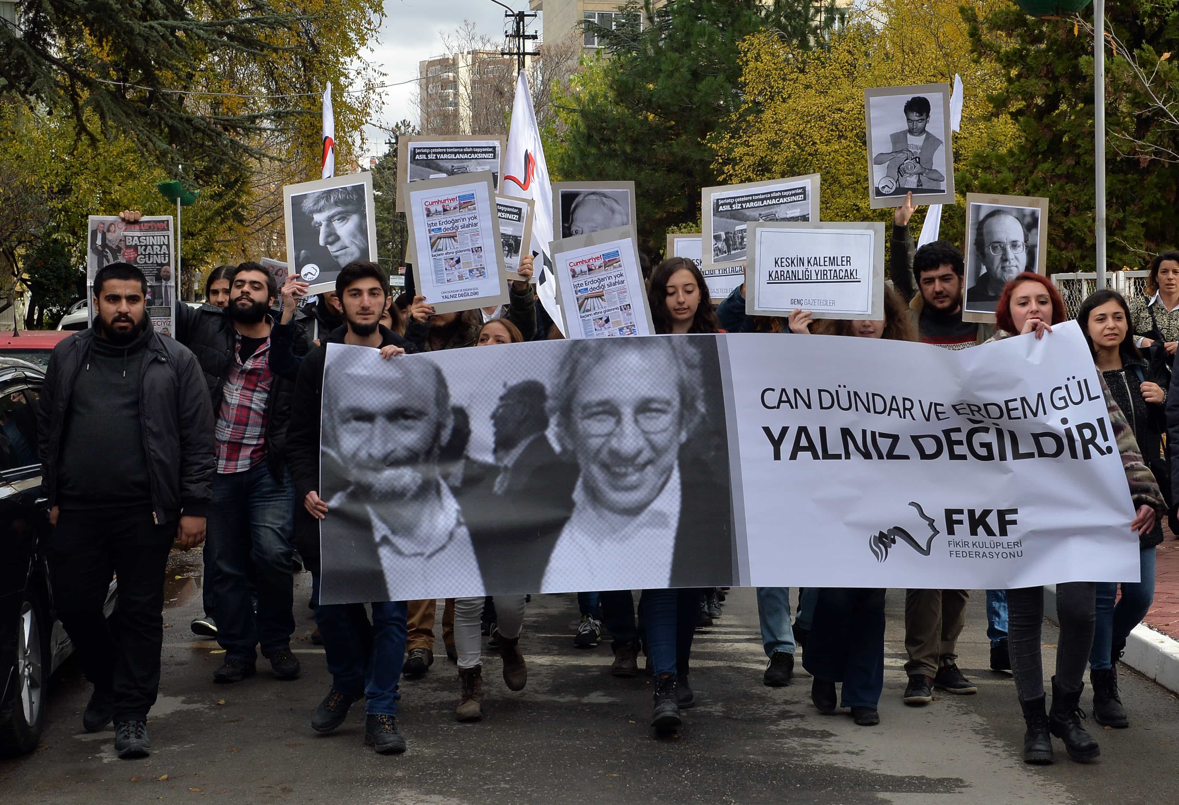 People demonstrate against the jailing of opposition Cumhuriyet newspaper's editor-in-chief Can Dundar and Ankara representative Erdem Gul, in Ankara, 27 November 2015, AP Photo