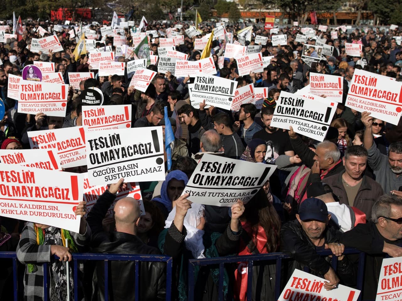 Thousands of people hold placards that read "We will not surrender!" during an anti-government rally, condemning the arrests of opposition journalists, academics and politicians, in Istanbul, 20 November 2016, AP Photo/Halit Onur Sandal