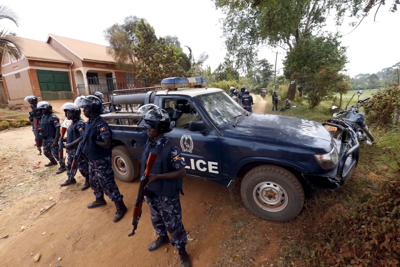 Riot police block a driveway leading to the home of a leading opposition politician on the outskirts of Uganda's capital Kampala, 20 February 2016, REUTERS/James Akena