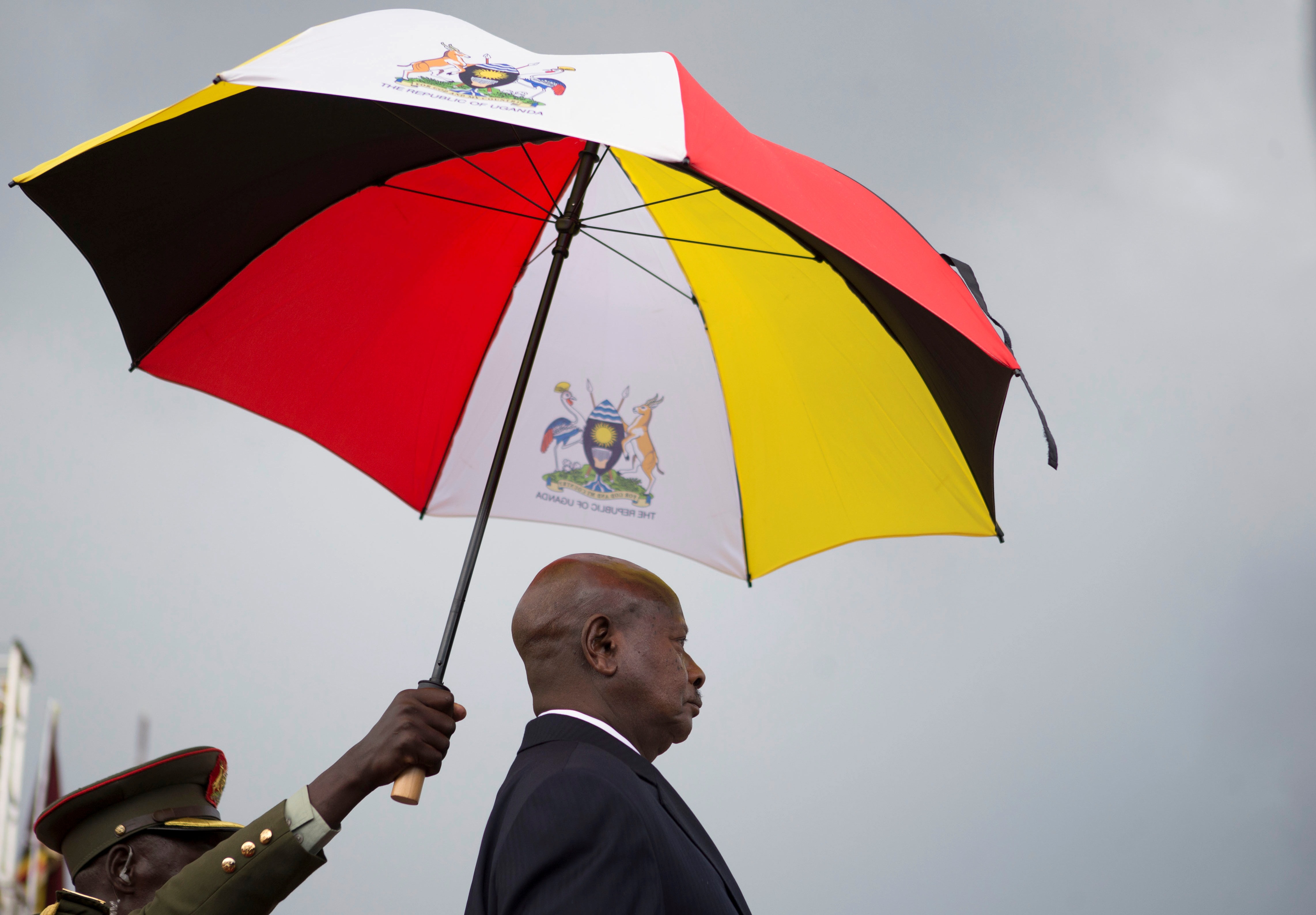 Uganda's President Yoweri Museveni stands under an umbrella during his swearing-in ceremony in Kampala, 12 May 2016, REUTERS/Edward Echwalu