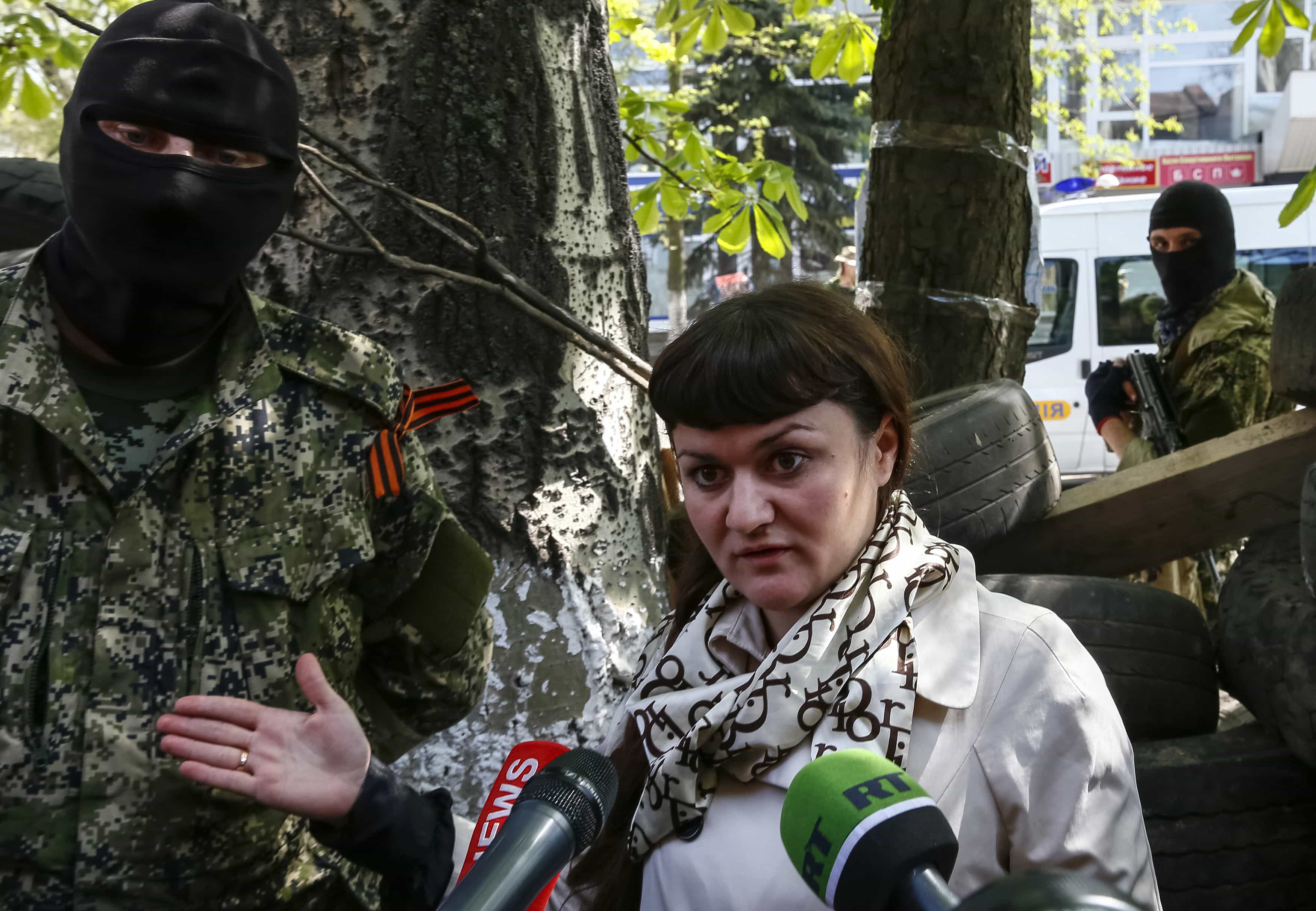 Ukrainian journalist Irma Krat speaks with journalists in Slaviansk, Eastern Ukraine, 21 April 2014, REUTERS/Gleb Garanich