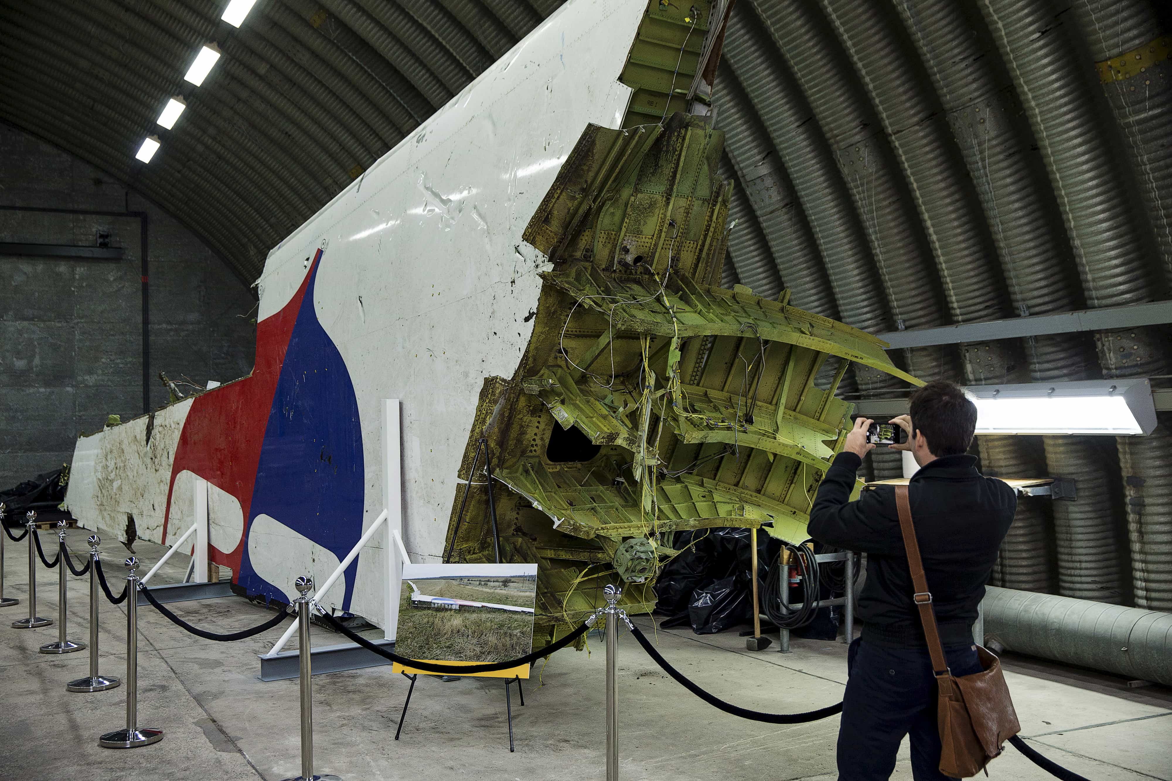 A journalist takes a picture of a piece of wreckage of the MH17 airplane after the presentation of the final report into the crash of July 2014 of Malaysia Airlines flight MH17 over Ukraine, in Gilze Rijen, the Netherlands, 13 October 2015,  REUTERS/Michael Kooren