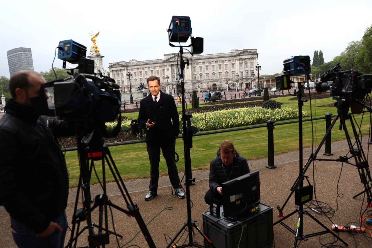 A television journalist reports from outside Buckingham Palace in London, Britain, 4 May 2017, REUTERS/Neil Hall