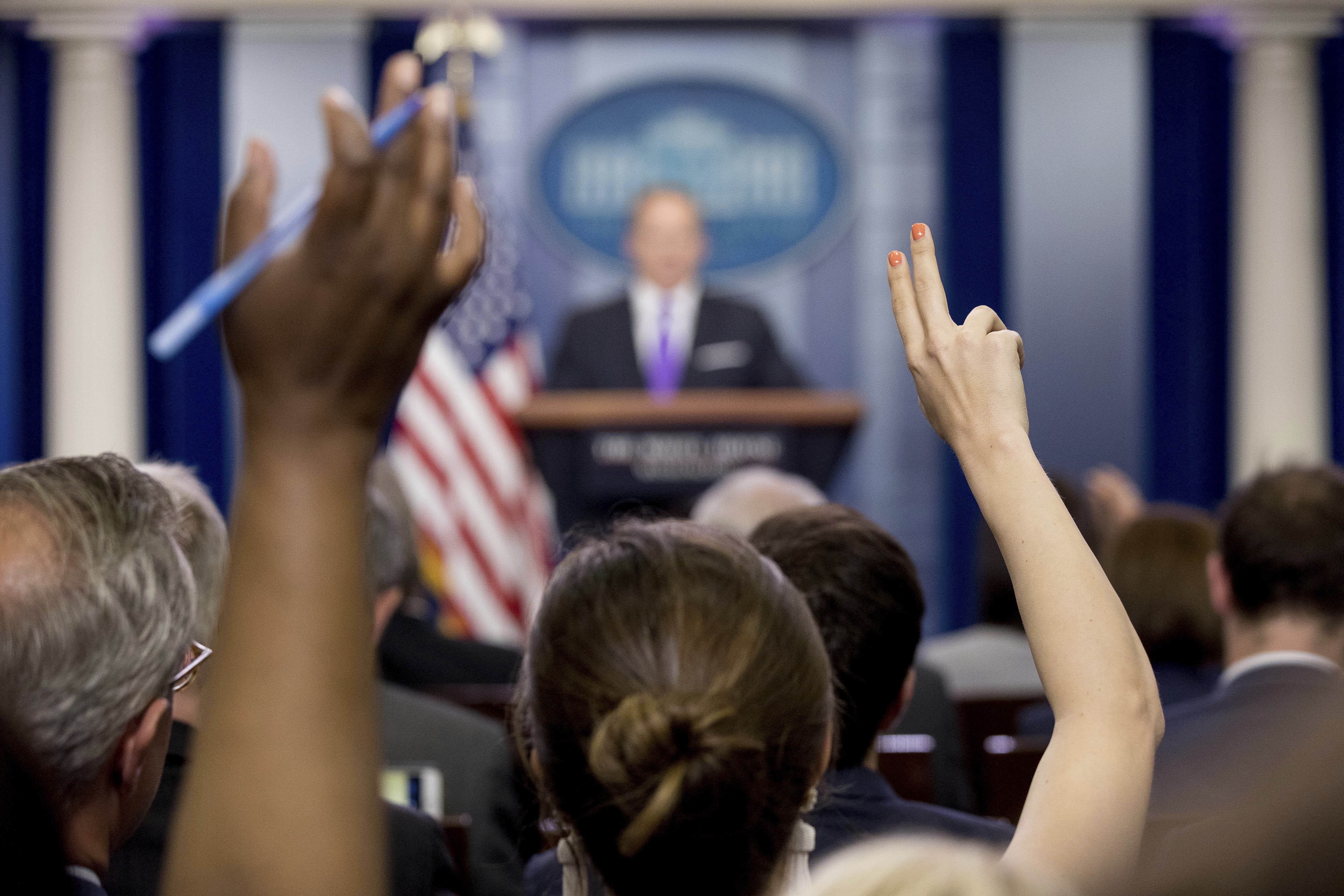 Members of the media raise their hands to be called on by White House press secretary Sean Spicer during the daily press briefing at the White House in Washington, 27 April 2017, AP Photo/Andrew Harnik