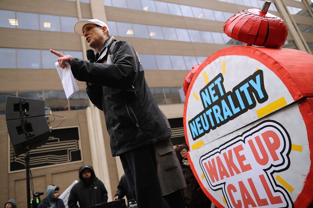 Sen. Ron Wyden (D-OR) addresses protesters outside the Federal Communication Commission building to rally against the end of net neutrality rules in Washington, D.C., 14 December 2017, Chip Somodevilla/Getty Images