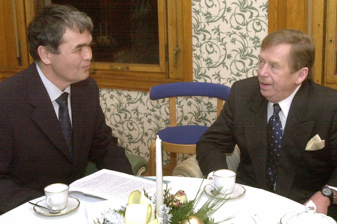 Czech President Vaclav Havel, right, meets Uzbek dissident Mukhammat Salikh, the head of Uzbekistan's opposition Erk Democratic Party, in Prague, 12 December 2001, AP Photo/CTK, Michal Krumphanzl