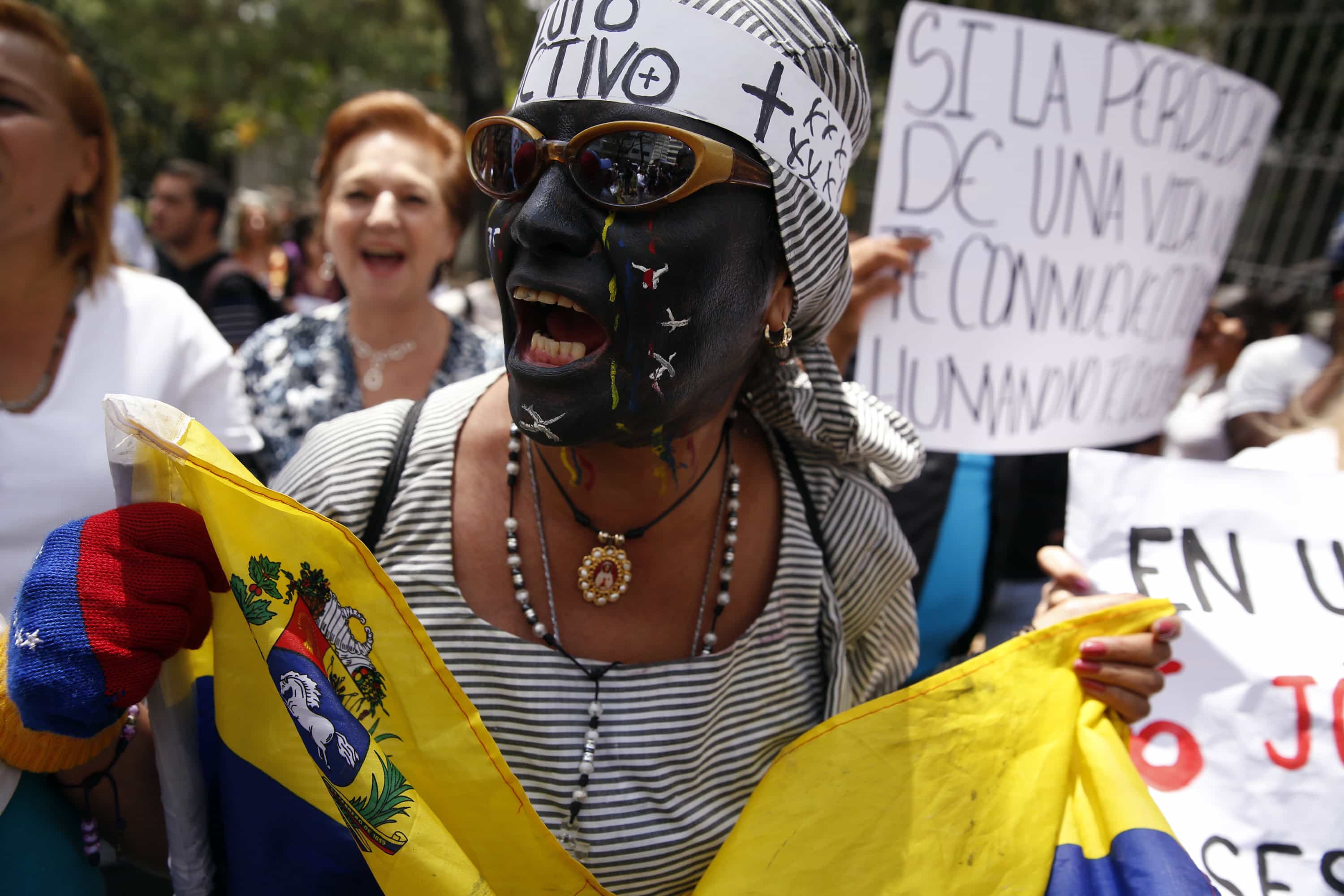 Opposition supporters shout during a gathering to protest the death of a student in Tachira State, in Caracas February 25, 2015, REUTERS/Carlos Garcia Rawlins