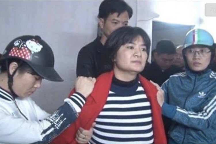 A team of police entered Vietnamese activist Trần Thị Nga's home to arrest her in January 2017., Ba Sam/Loa