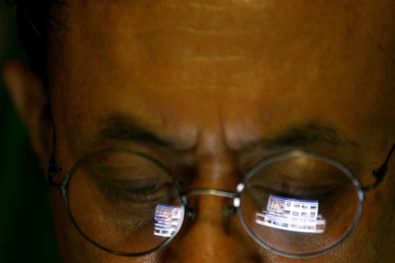 A Vietnamese man logs on to blog on his iPad in Hanoi, 27 September 2012, AP Photo/Na Son Nguyen