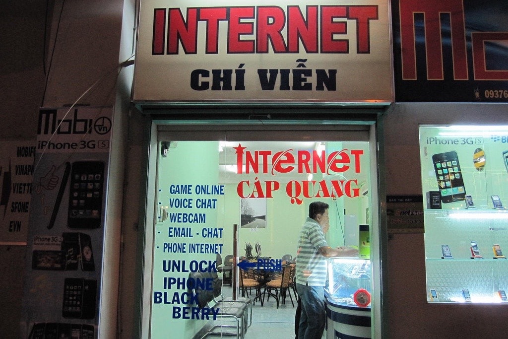 An internet cafe in Saigon, Vietnam, 15 July 2009, Flickr photo by toyohara (CC BY-NC 2.0)