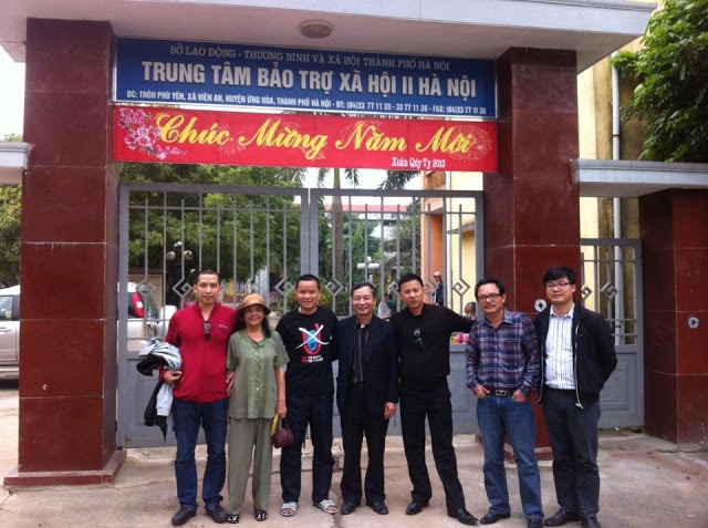 Blogger Le Anh Hung (in black t-shirt) poses with friends and relatives after being released from a psychiatric institution on 5 February 2013, Facebook Nguyen Lan Win via Danlambao