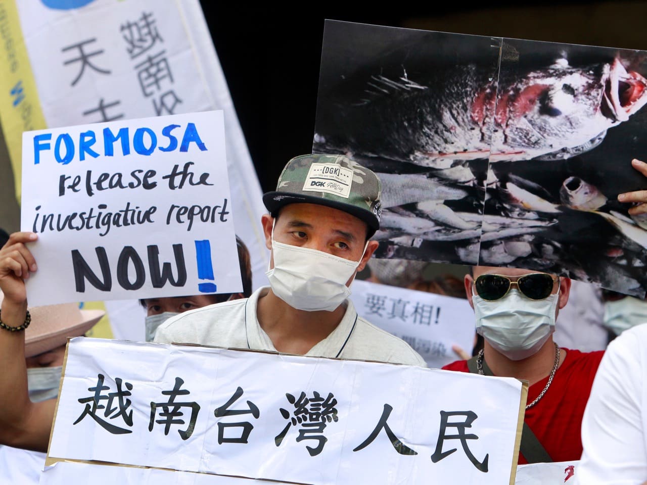 Vietnamese activists call on Formosa Plastics Group to take responsibilities for the cleanup in Vietnam, during a 10 August 2016 protest, in Taipei, Taiwan, AP Photo/Chiang Ying-ying