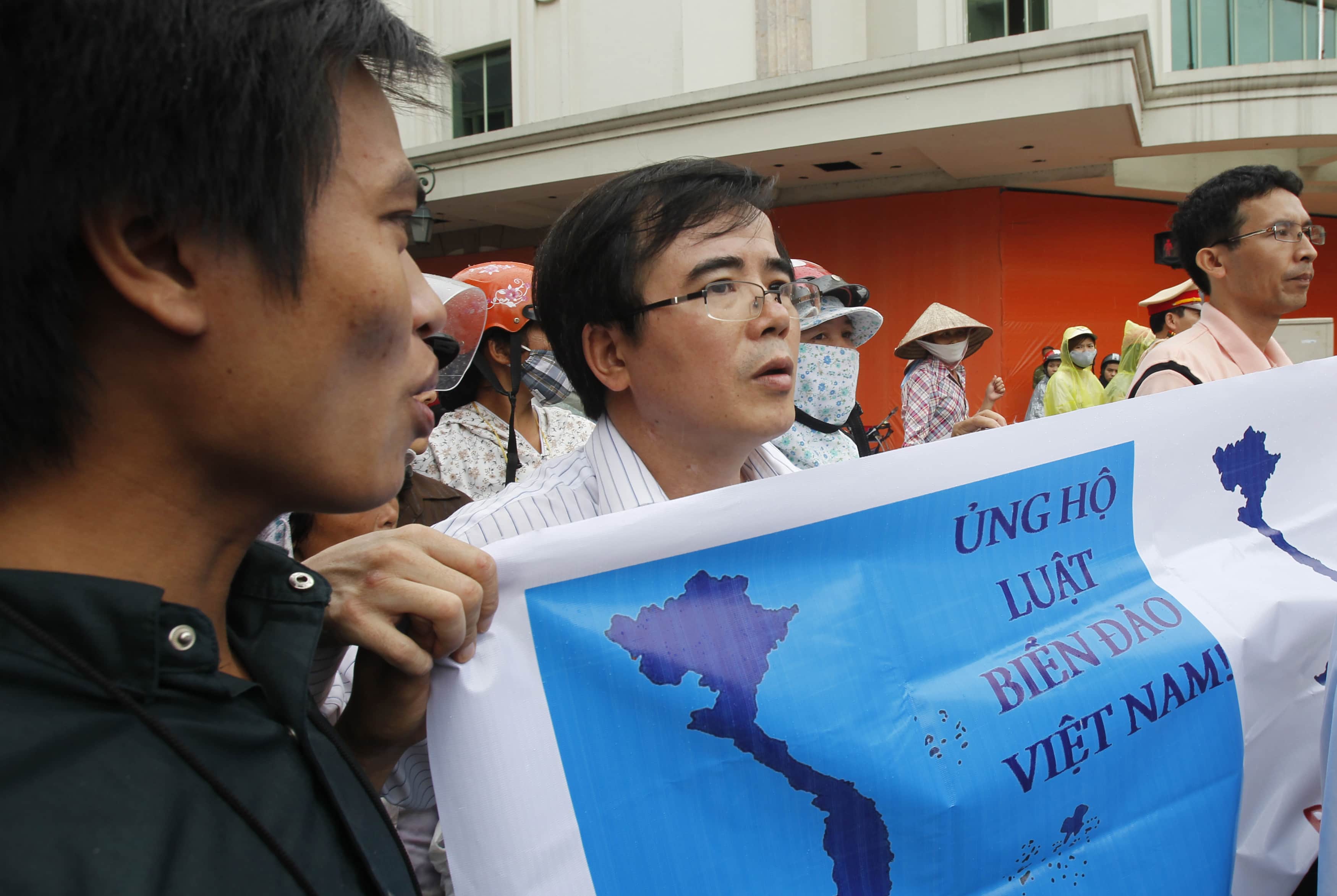 Lawyer Le Quoc Quan (C) pictured during a protest in Hanoi, 8 July 2012; the banner reads "support for Vietnam maritime law", REUTERS/Kham