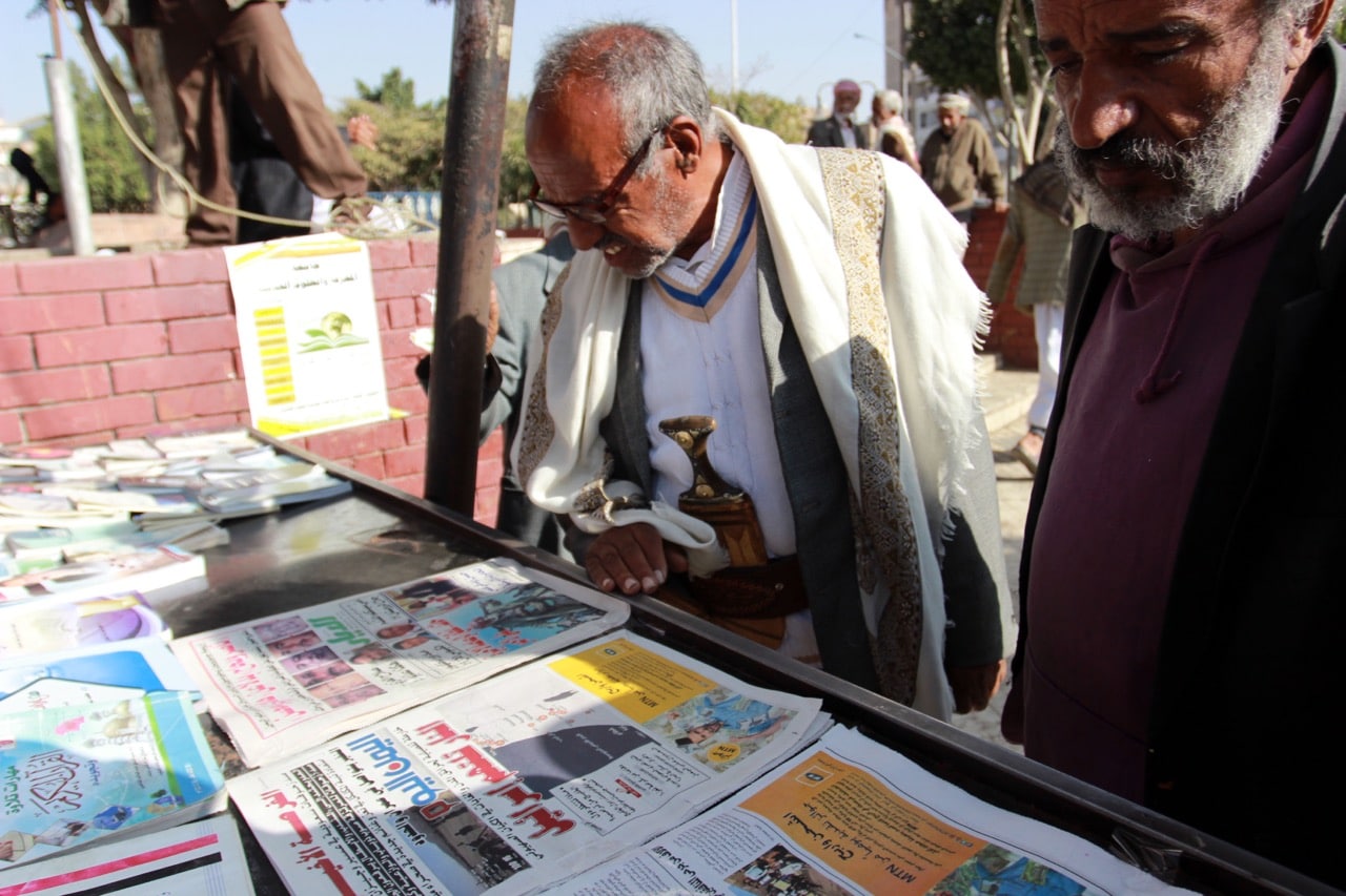 Yemeni men look at the front pages of local newspapers in the capital Sanaa, 26 November 2016, ABDEL RAHMAN ABDALLAH/AFP/Getty Images