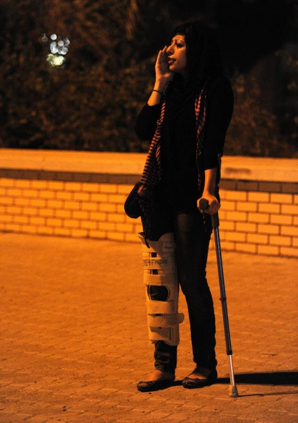 Zainab al Khawaja stands in front of Al Qudaibiya Palace demanding the release of Mahmood Al-Jazeeri’s body, Bahrain Center for Human Rights