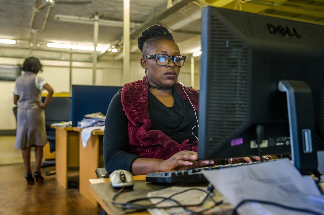 Journalists work at Zimbabwe's leading daily newspaper "The Herald" in Harare, 23 November 2017, JEKESAI NJIKIZANA/AFP/Getty Images