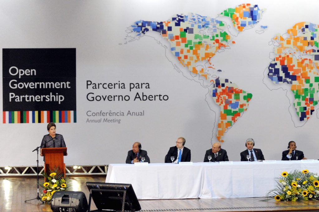 Brasilia, le 17 avril 2012. L'ancienne présidente brésilienne Dilma Rousseff (à gauche) prononce un discours lors de la conférence annuelle du Partenariat pour un gouvernement, EVARISTO SA/AFP/Getty Images