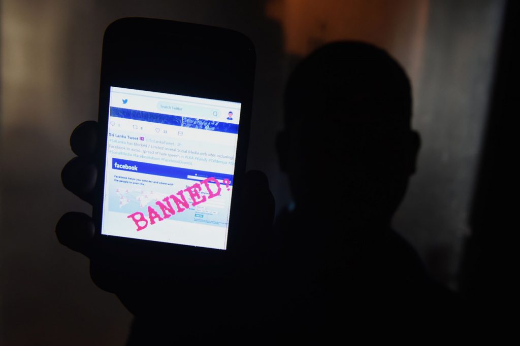A Sri Lankan man shows an image on Twitter showing that the Facebook site had been blocked in Colombo, 7 March 2018, ISHARA S. KODIKARA/AFP/Getty Images