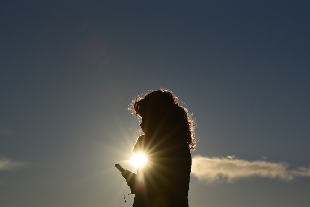 Una mujer utiliza su teléfono, al amanecer, en Cornella de Llobregat, España, el 6 de diciembre de 2020, Jorge Sanz/SOPA Images/LightRocket via Getty Images