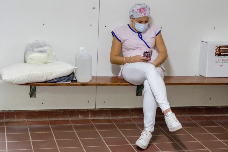 Una enfermera mira a teléfono durante la pandemia de Covid-19, en Firmat, Argentina, el 1 de enero de 2021, Patricio Murphy/SOPA Images/LightRocket via Getty Images