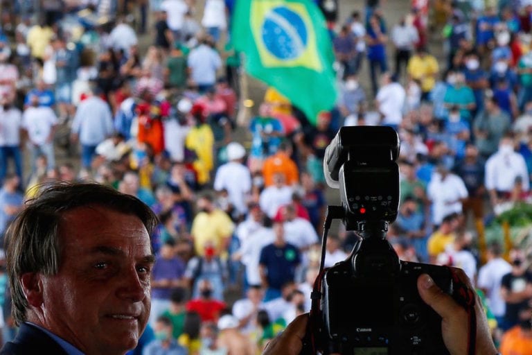 El presidente Bolsonaro con su fotógrafo oficial, Sao Paulo, Brasil, el 15 de diciembre de 2020, Miguel Schincariol/Getty Images