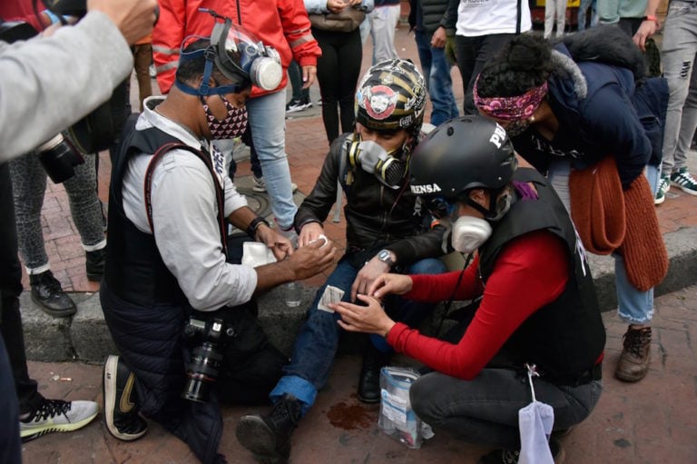 Unos reporteros gráficos ayudan a su compañero herido durante una protesta, en el Día Internacional de la Paz, Bogotá, Colombia, el 21 de septiembre de 2020, Guillermo Legaria/Getty Images