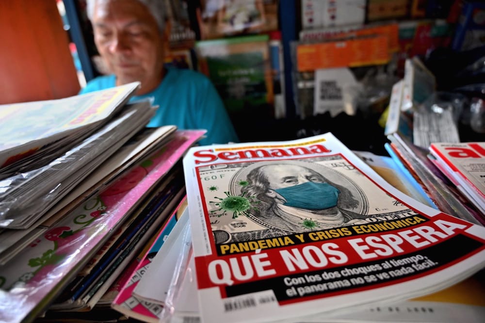 La portada de la Revista "Semana" con un artículo sobre el coronavirus, en un kiosco en Cali, Colombia, el 16 de marzo de 2020, LUIS ROBAYO/AFP via Getty Images