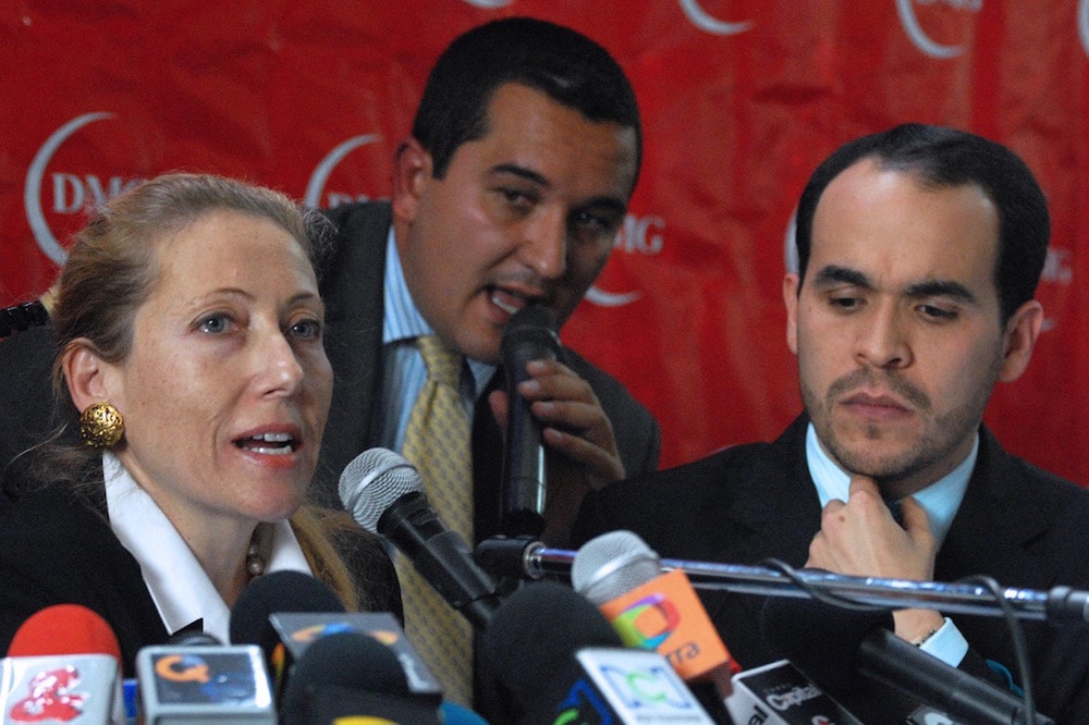 El abogado Abelardo de la Espriella (a la derecha), y otros abogados representando a la compañía colombiana DMG, en Bogotá, el 18 de noviembre de 2008, LUIS RAMIREZ/AFP via Getty Images