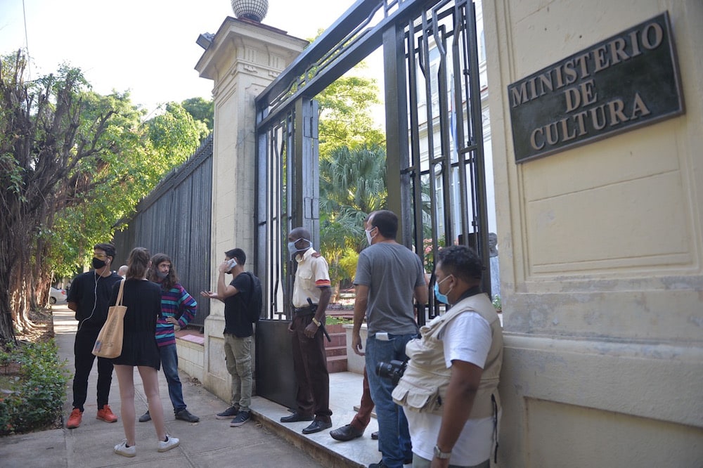 Unos intelectuales y artistas durante una manifestación al exterior del Ministerio de Cultura, en Havana, Cuba, el 27 de noviembre de 2020, YAMIL LAGE/AFP via Getty Images