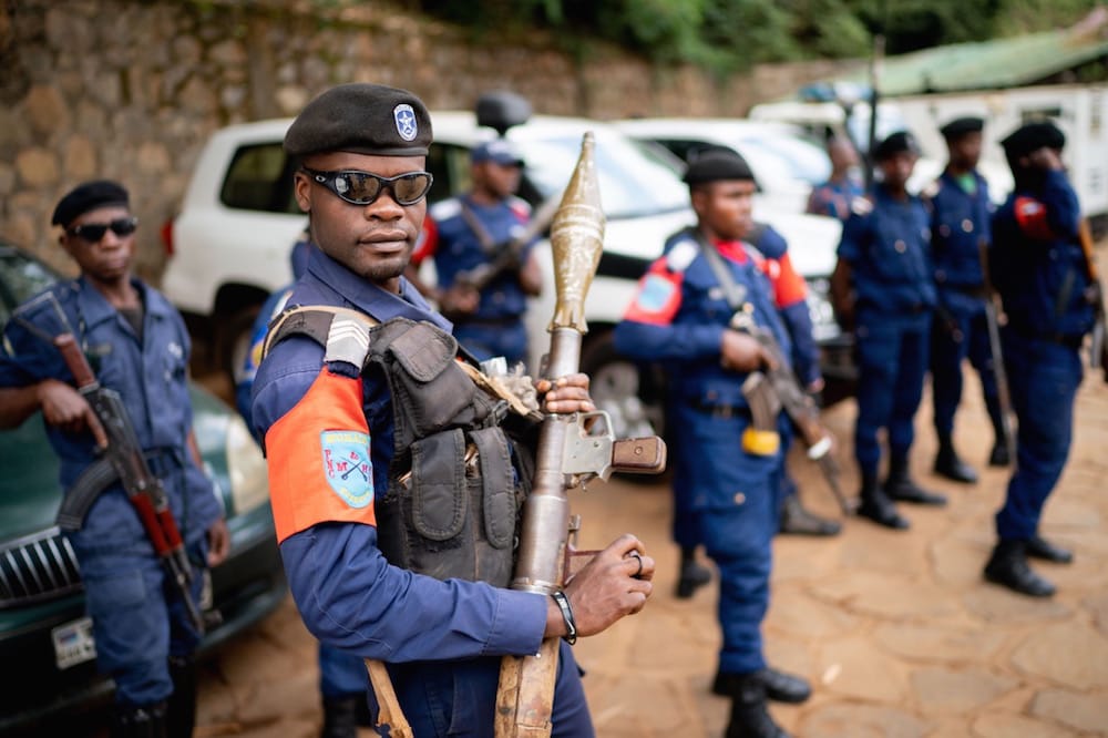 Des policiers fortement armés gardent la voiture d'un ministre des Affaires étrangères allemagne, à Bukavu, République démocratique du Congo, le 4 septembre 2019, Kay Nietfeld/picture alliance via Getty Images